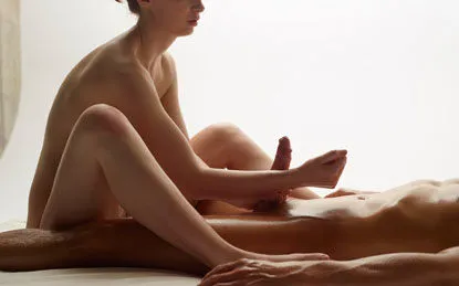 Masáž lingam — mezi tantrou a erotikou